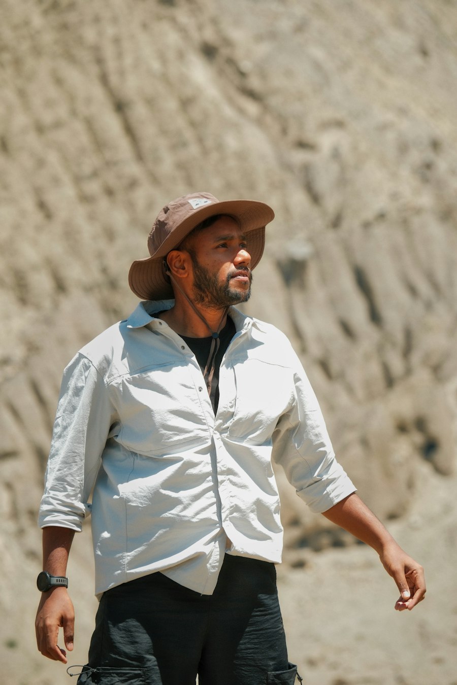 Traveller in a bush hat and a light long-sleeved shirt