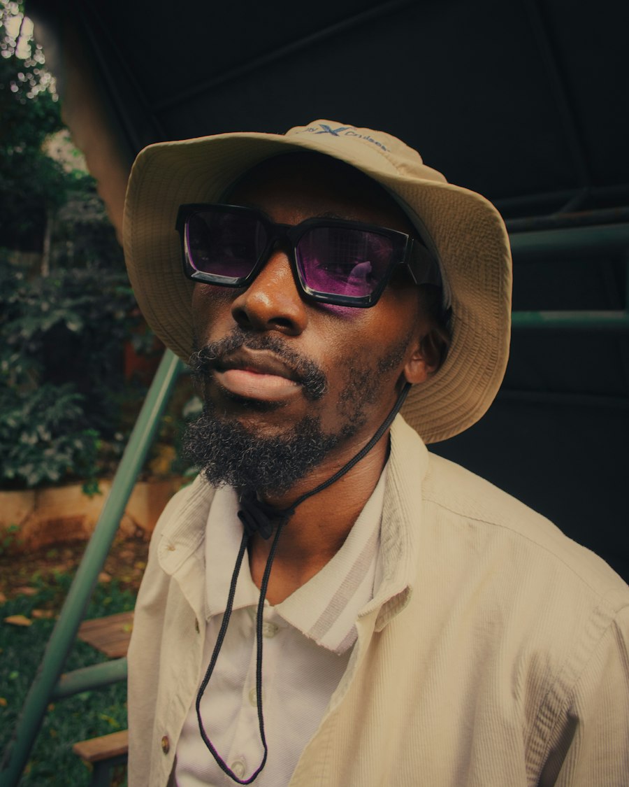 Wide-brimmed hat, sunglasses and a khaki shirt